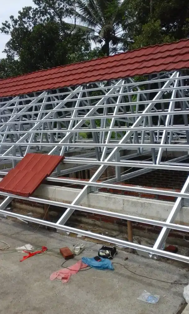 Pergantian atap baja ringan dan plafon serta renovasi