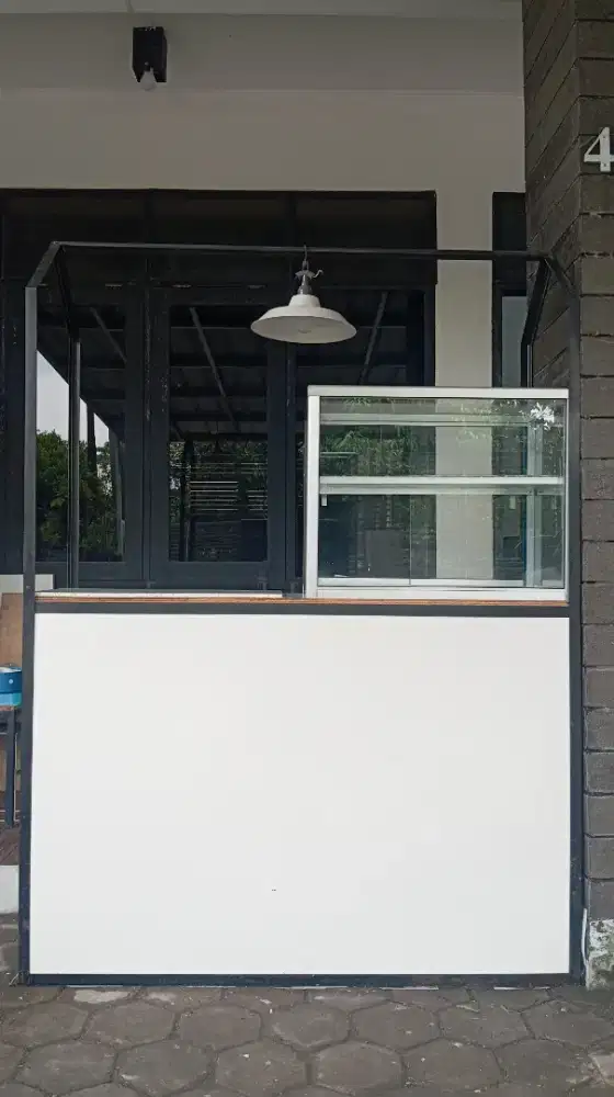 Etalase dan meja minimalis