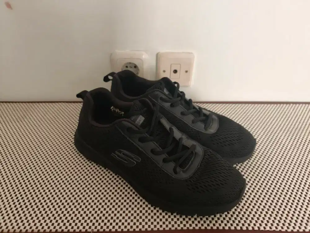 Sepatu Hitam Skechers