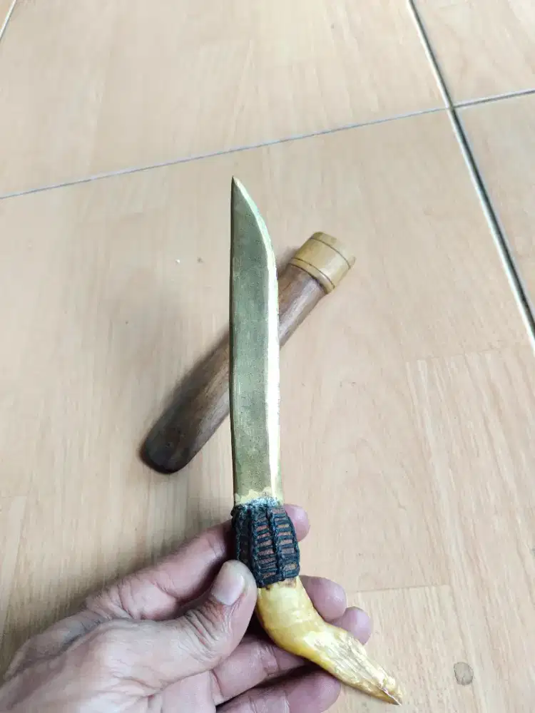 Di maharkan badik kuningan