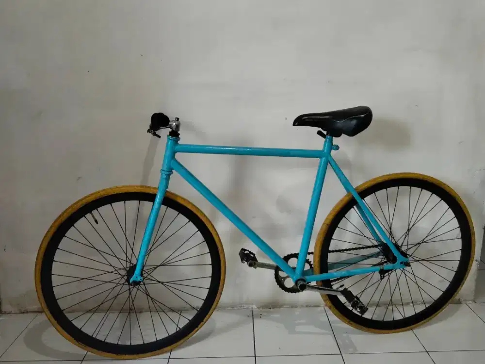 Sepeda fixie warna kombinasi biru putih
