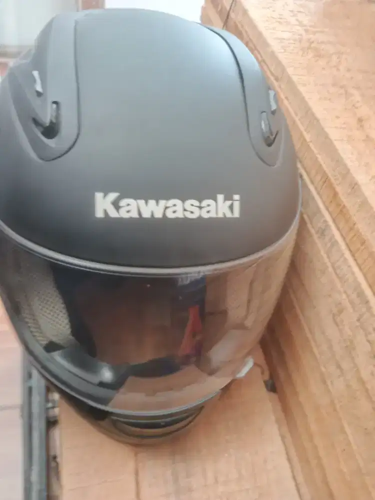 Di jual helm Kawasaki warna hitam