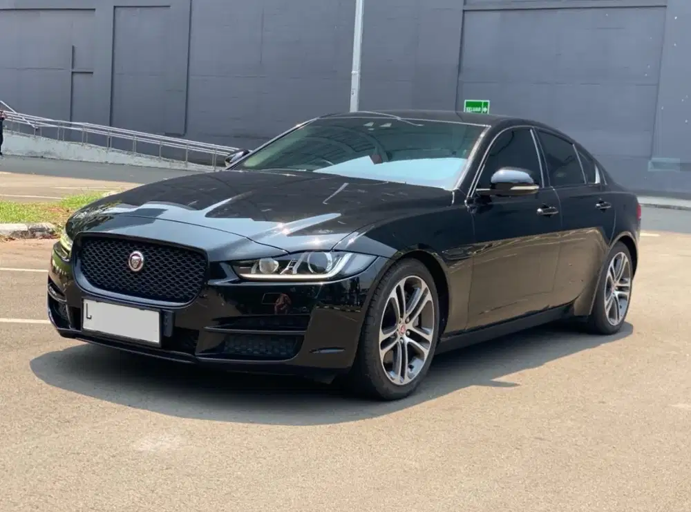 JAGUAR XE 2.0 AT HITAM 2016