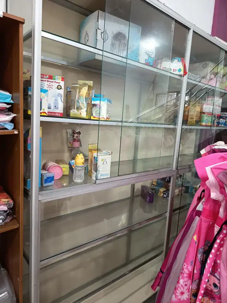 Etalase kaca tempat berbagai barang