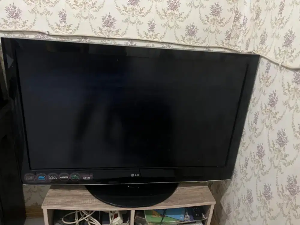 LG 42LD420 LCD TV.