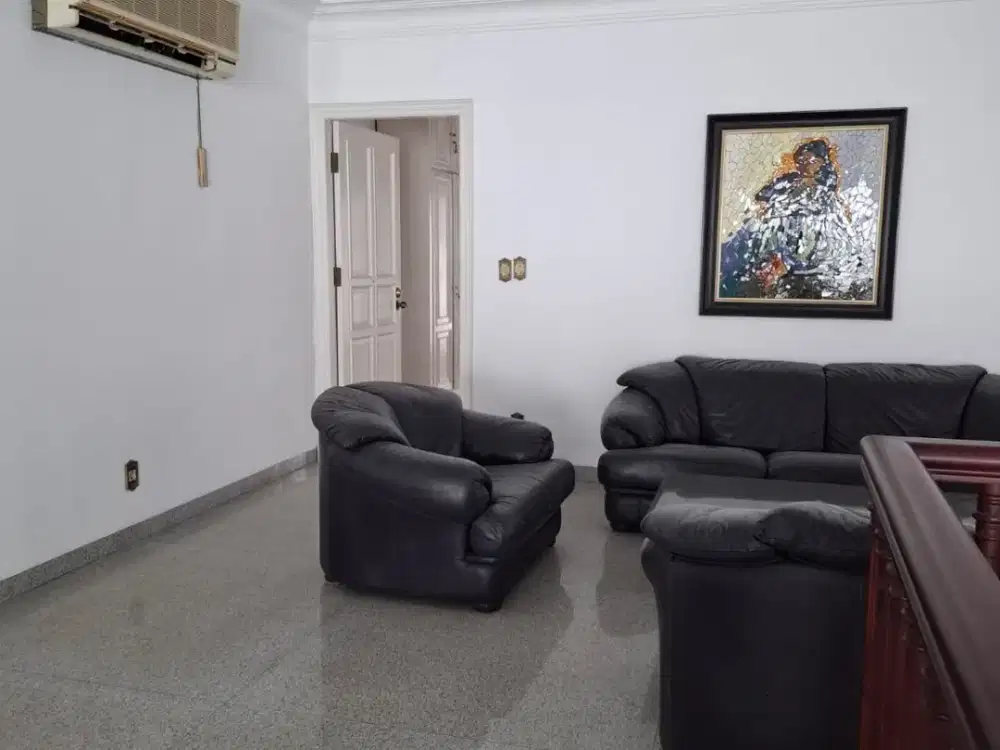 Prime Area Menteng! Rumah 2 Lantai 5BR dengan Garden Luas