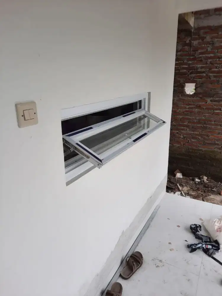 Boven jendela kusen aluminium kaca mati swing bukaan geser