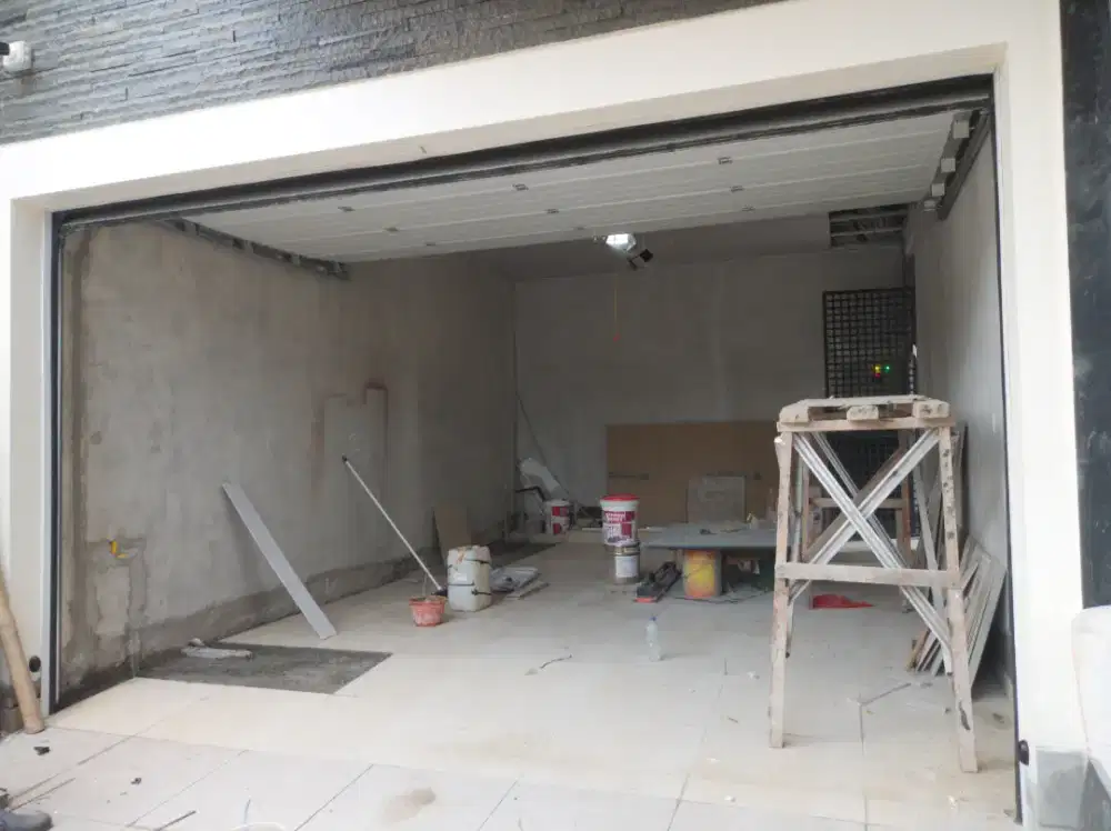 Pintu garasi otomatis