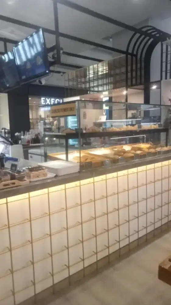 CREW OUTLET . SALES COUNTER