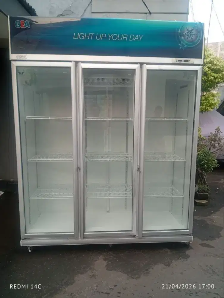 Showcase 3 Pintu GEA – Kapasitas Besar untuk Display Maksimal