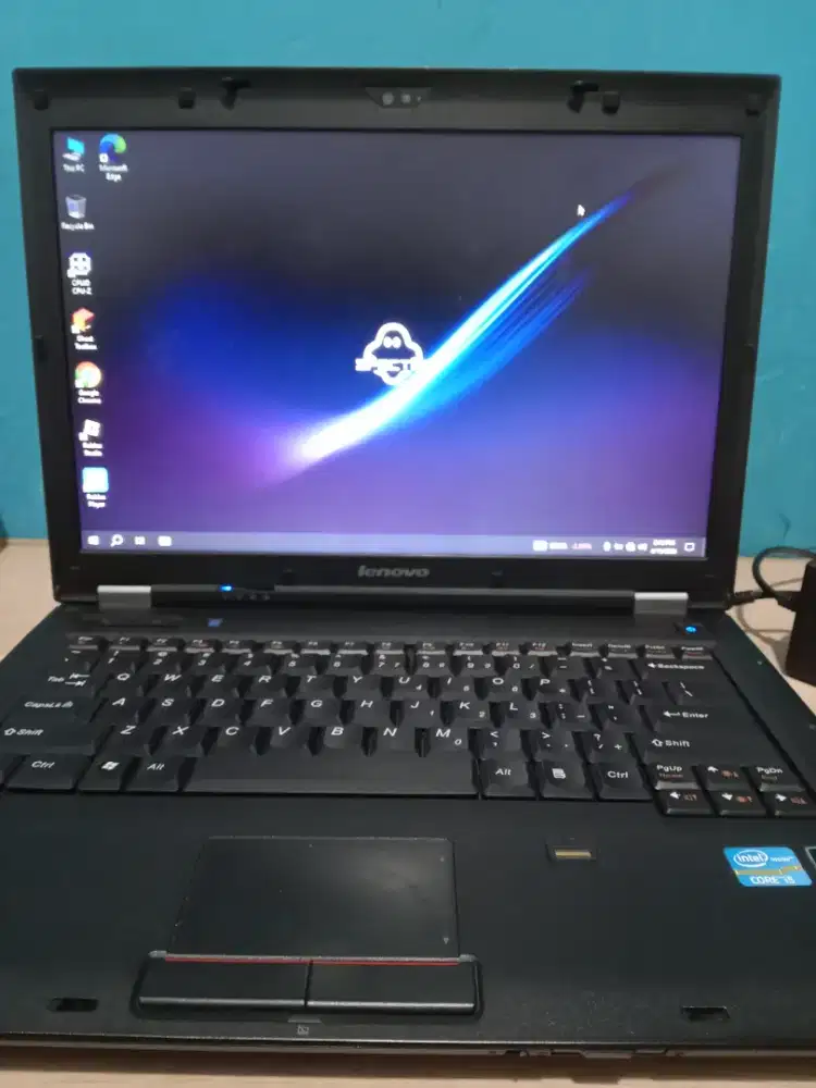 Laptop lenovo hitam