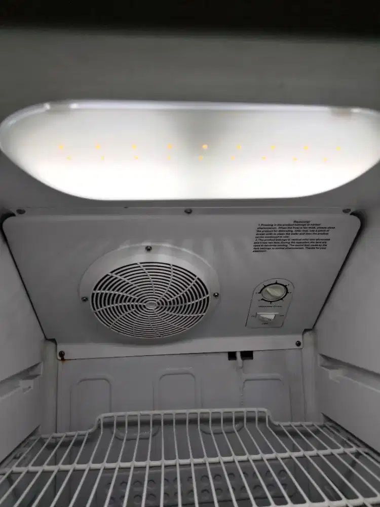 Jual showcase kondisi oj