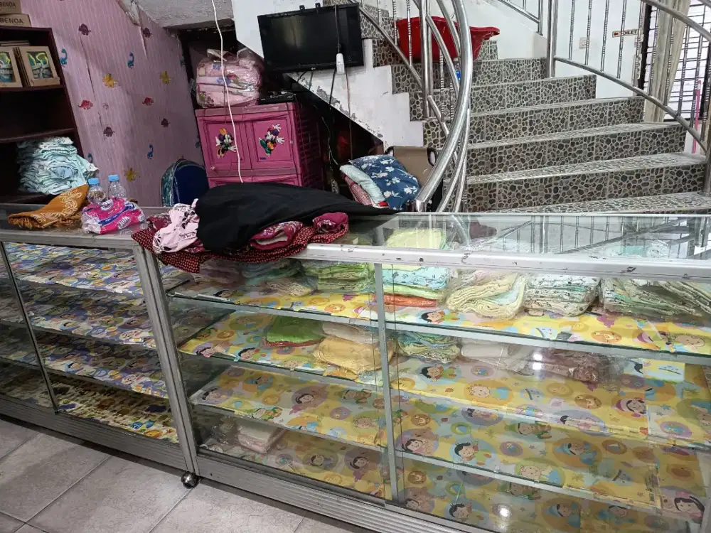 Estalase kaca kecil ukuran 1x2 meter