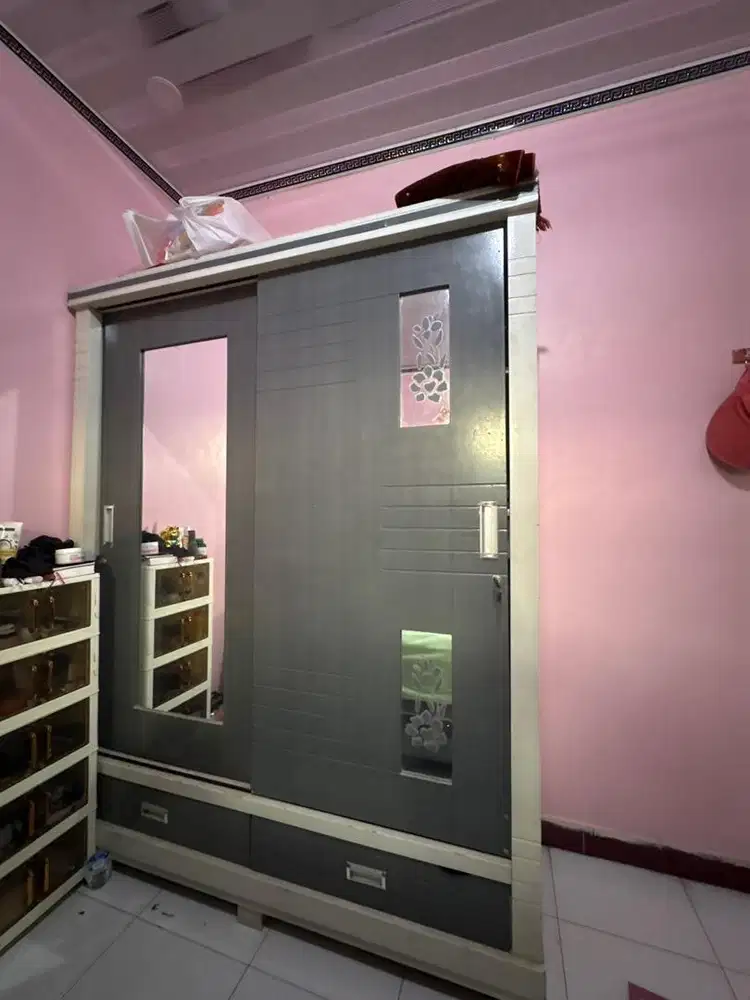 Lemari pakaian besar