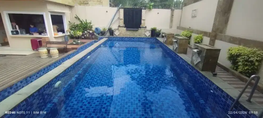 Jasa pembersihan dan perawatan kolam renang