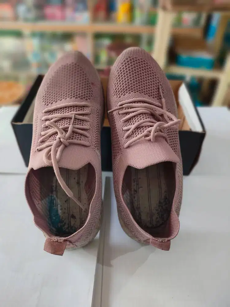 Preloved - Sport Shoes - Sepatu Sneaker  Wanita - Bekas