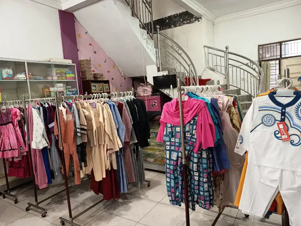 Gantungan pakaian besi