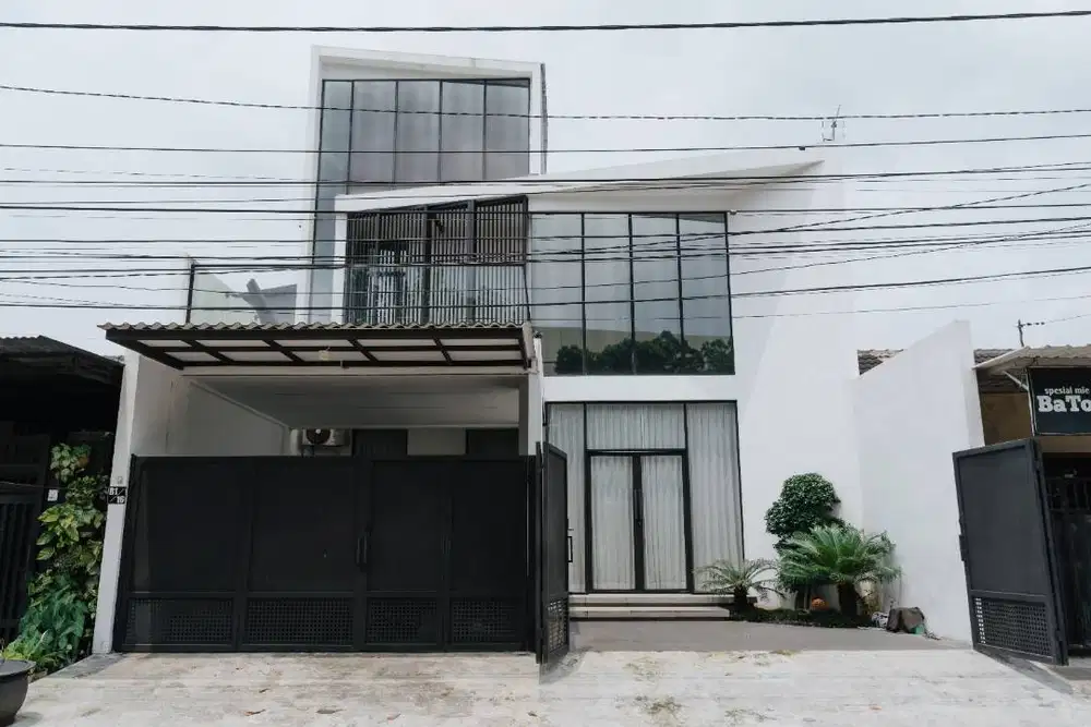 DIJUAL RUMAH KEREN MODERN ESTETIK BERSIH RAPI, JALAN RAYA MANTAP