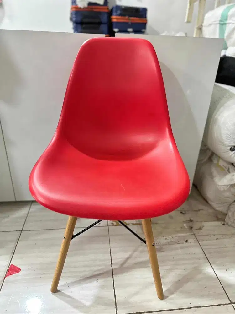 Kursi taman warna warni