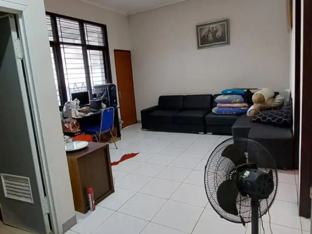 Dijual Hunian Nyaman dan Terawat Bangunan 2 Lantai Harga Masih Bisa Nego Lokasi Strategis di Taman Kopo Katapang, Bandung