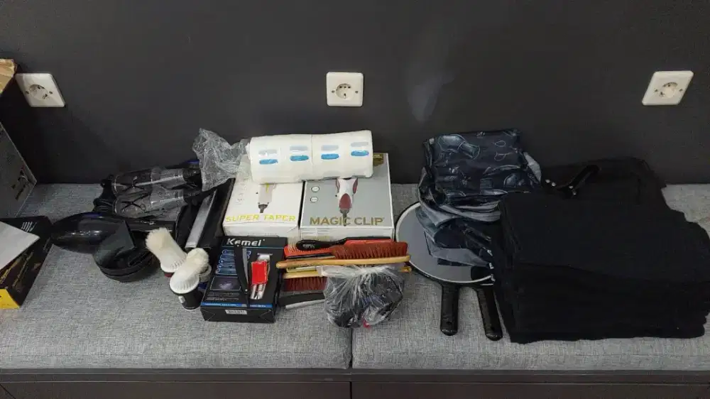 DIJUAL BORONGAN ALL IN PERABOTAN EX BARBERSHOP KONDISI BAIK BAGUS