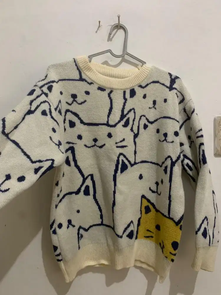 Sweater kucing putih