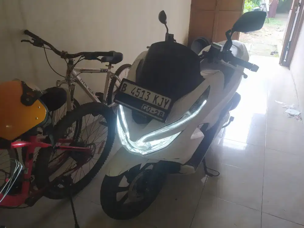 Pcx 2018 putih Bantar gebang