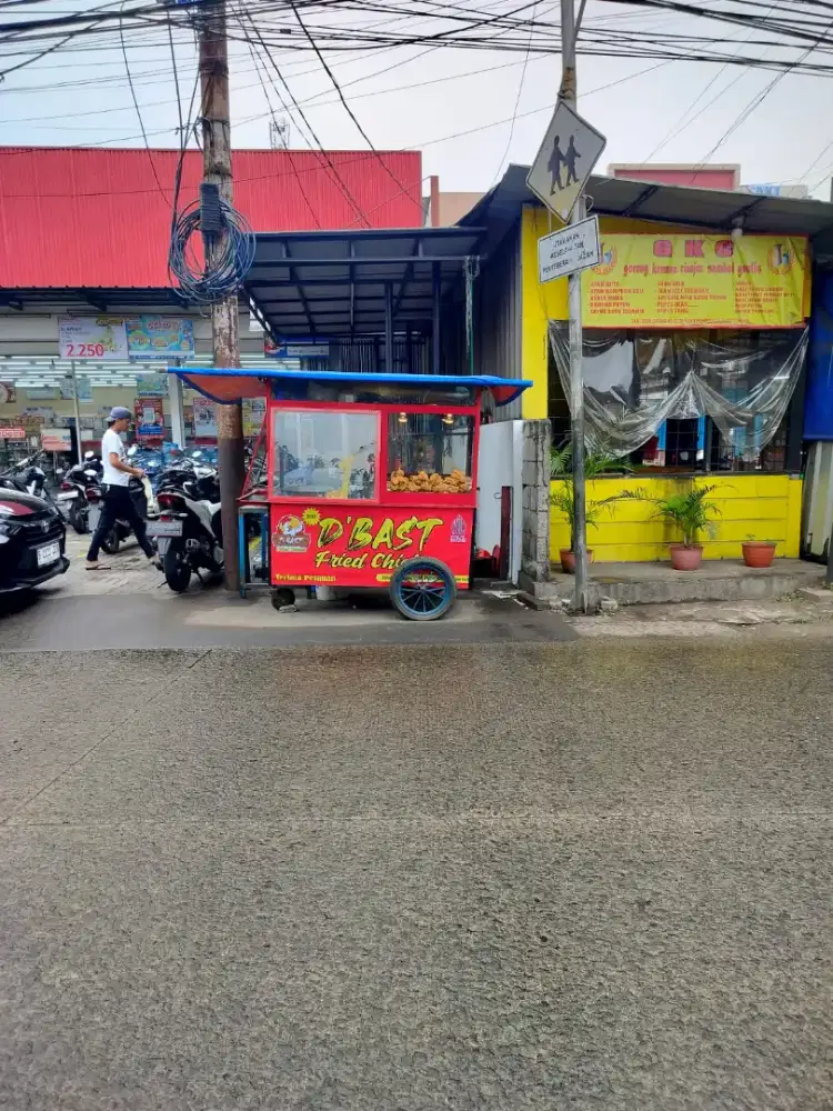 Karyawan jaga fried chicken gandul