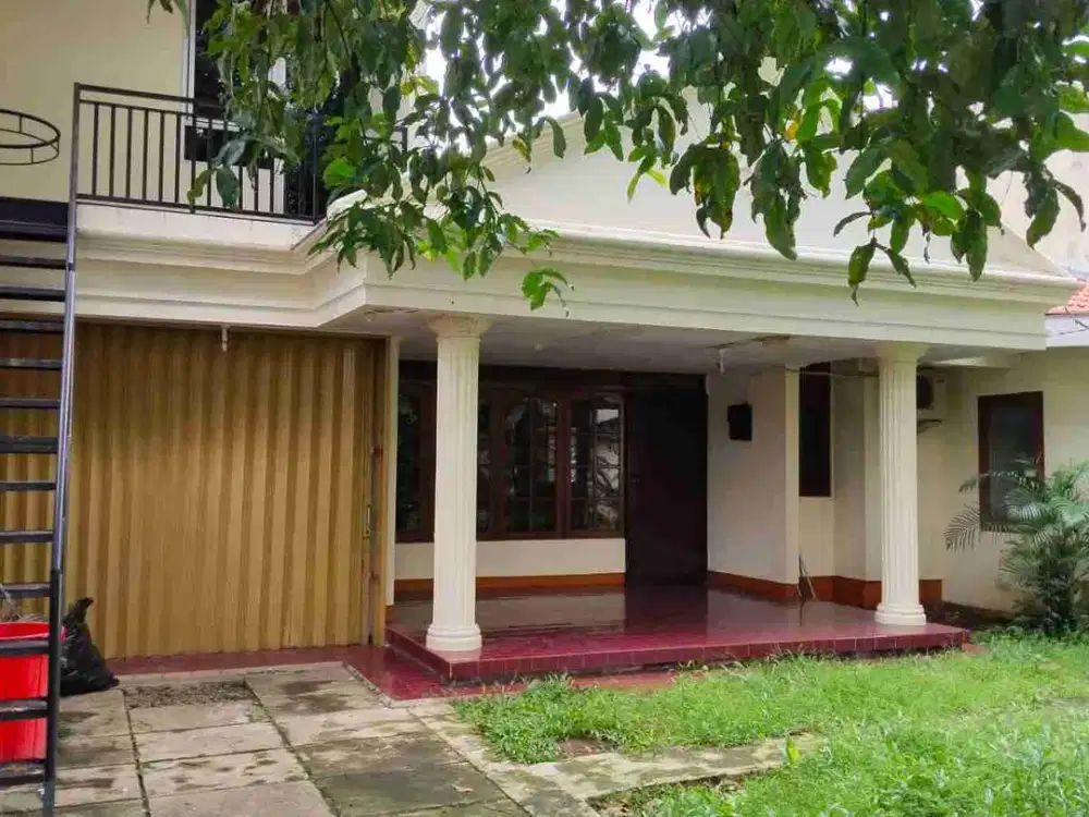 Disewakan Rumah di pinggir jalan Rawamangun luas 527m², 6 Kamar, parkir luas dan Akses Jalan Lebar