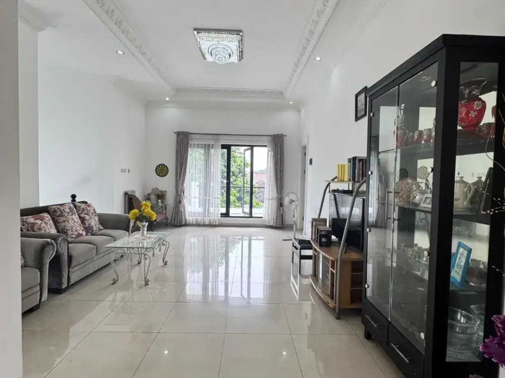 DIJUAL RUMAH AMERICAN CLASSIC HOEK HALAMAN LUAS VILLA SERPONG