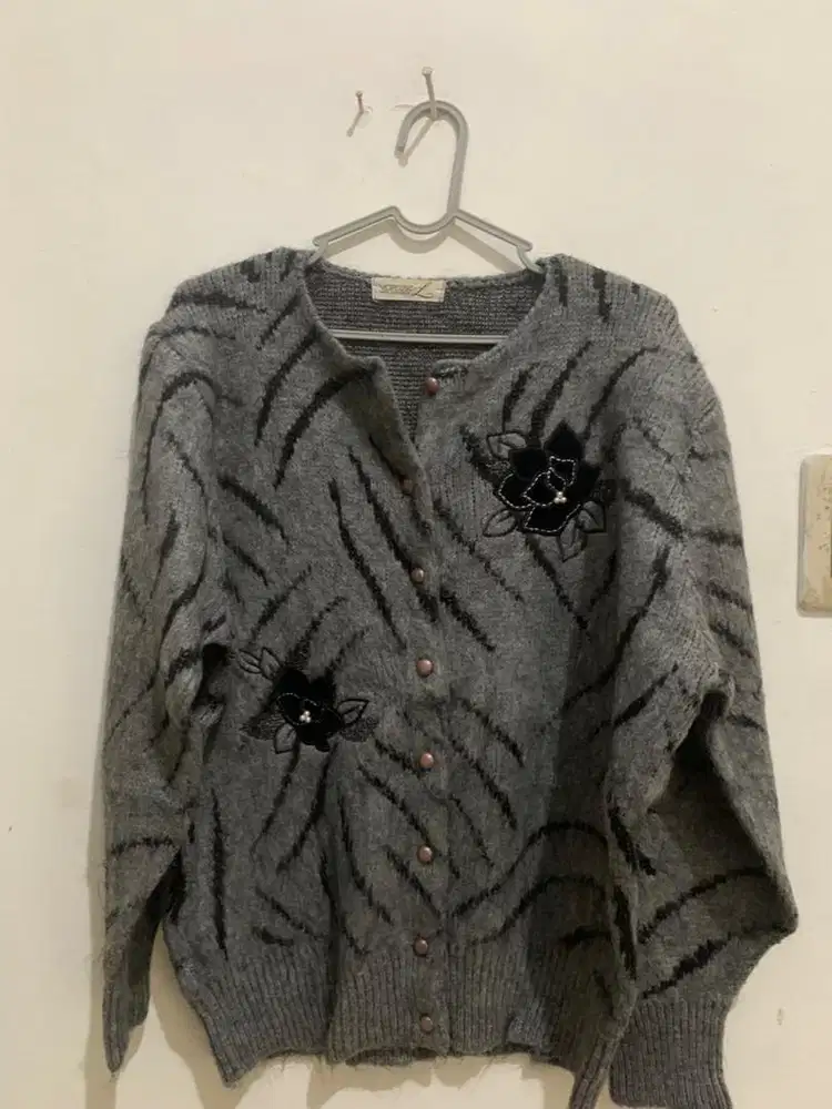 Sweater kancing tebal abu bunga