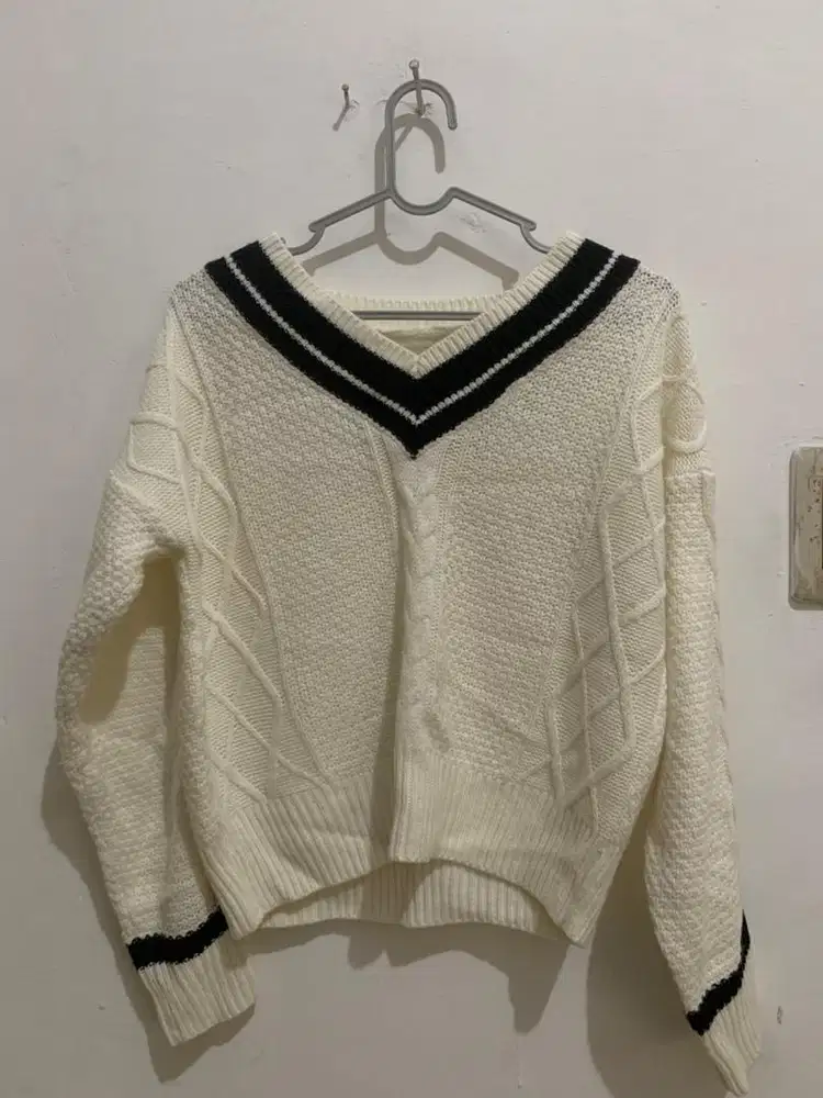 Rajut crop bw V neck