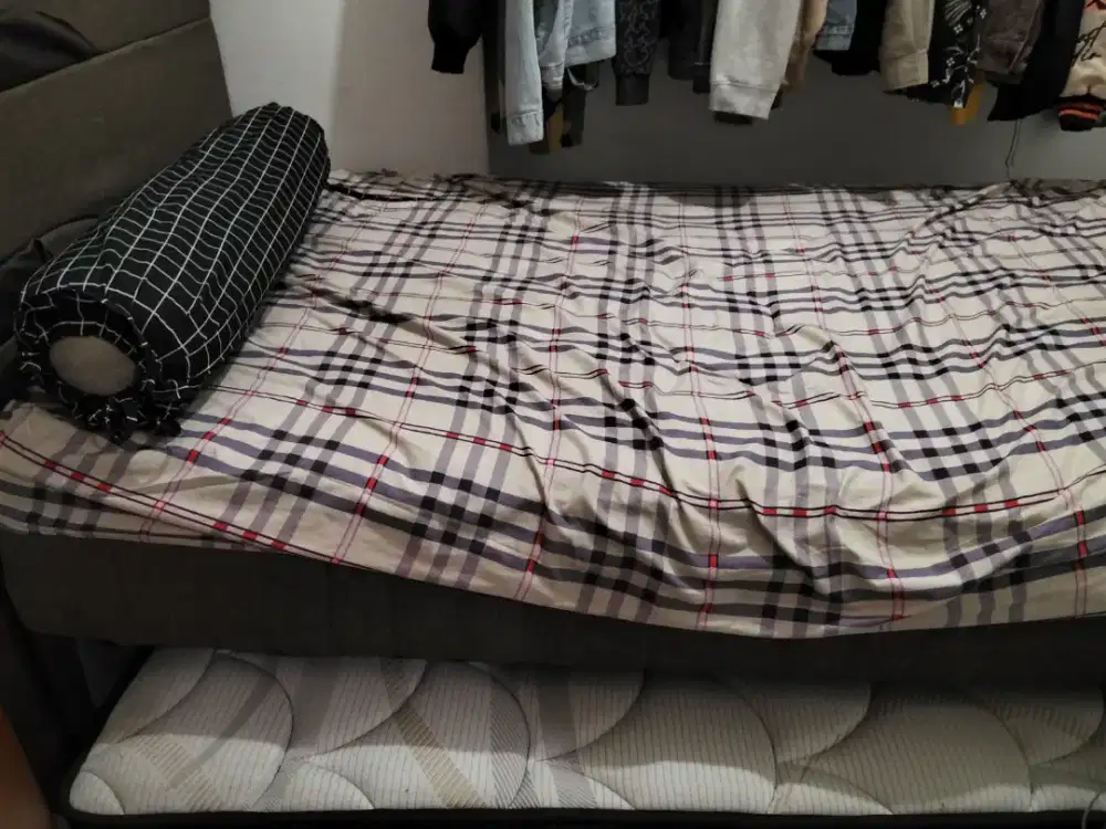 Jual tempat tidur barang mitra 10 ,atas dan bawah,kondisi mulus,