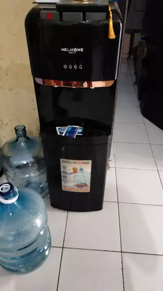 Dispenser Hot & cold Wellhome masih bagus