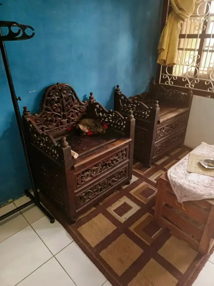 Kursi jati ada tempat penyimpanan
