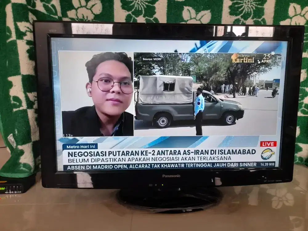 TV panasonic 32 inch + set top box + free kabel RCA