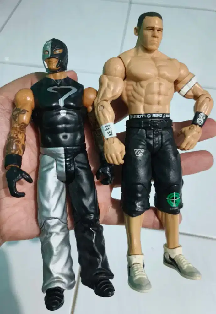 Action figure wwe John Cena dan reymystrio