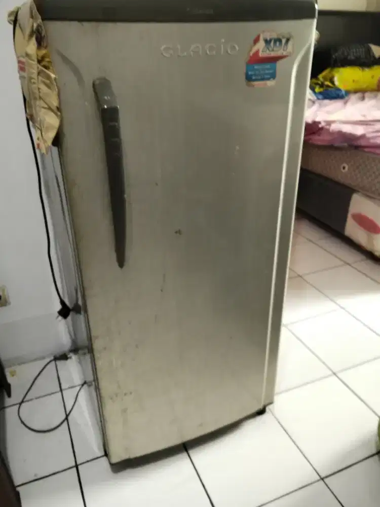 Jual kulkas 1 pintu merk glacio kondisi mesin bagus ,bunga es ok