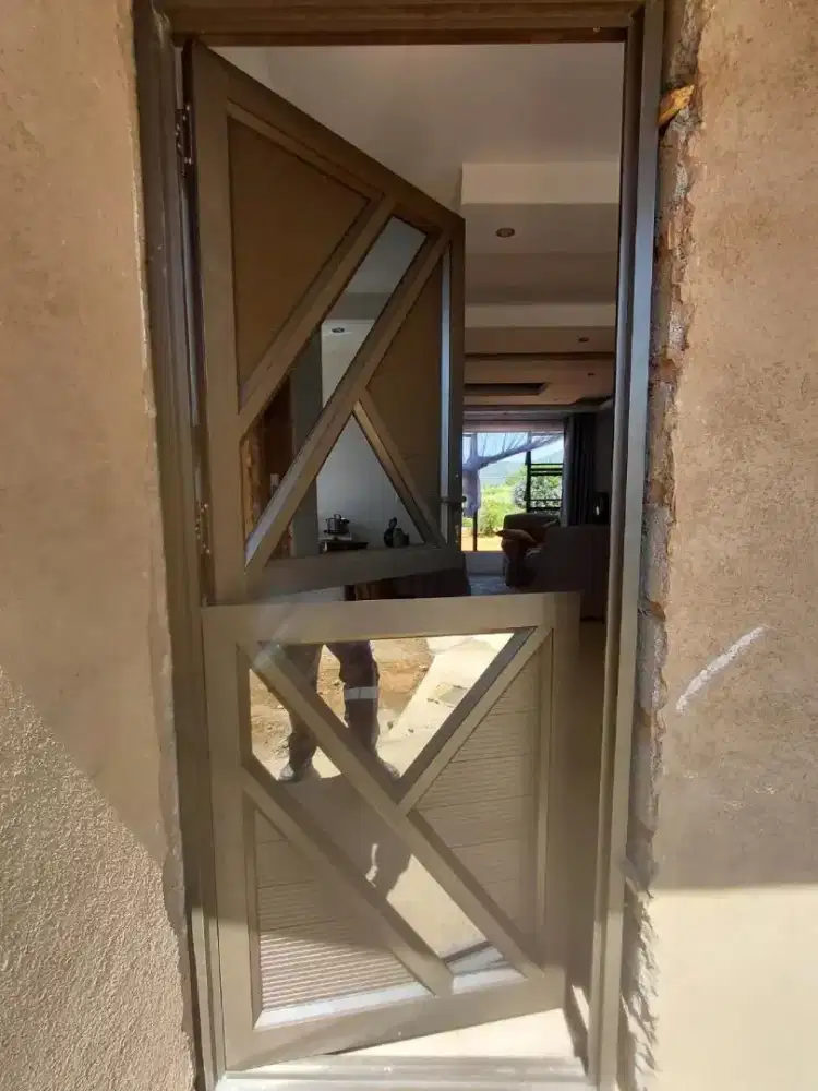 Pintu koboy alumunium T210cm L90cm cermin hrg terpasang 2,8 jt / unit