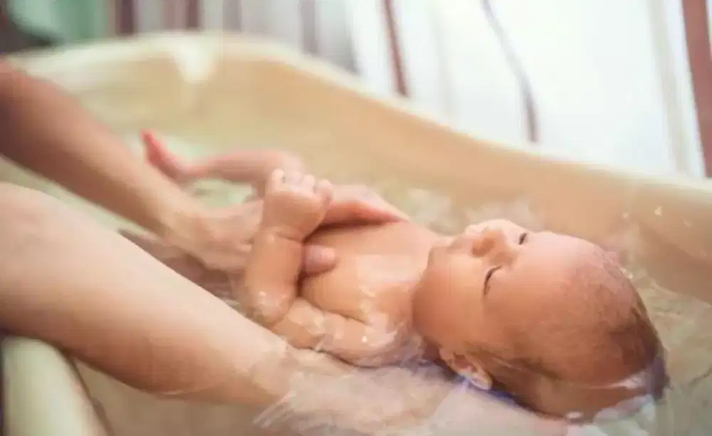 Jasa memandikan bayi