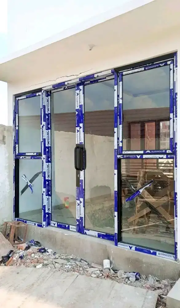 Partisi sekat toko aluminium T210cm L350cm hrg terpasang 7,8 jt/ unit