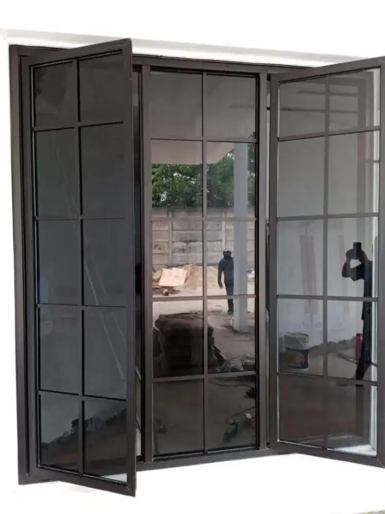 Jendela aluminium ornamen T200cm L120cm harga terpasang 2,6 jt/unit