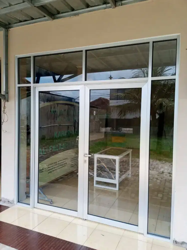 Partisi sekat toko T210cm L350cm hrg plus psg 7,6 jt / unit