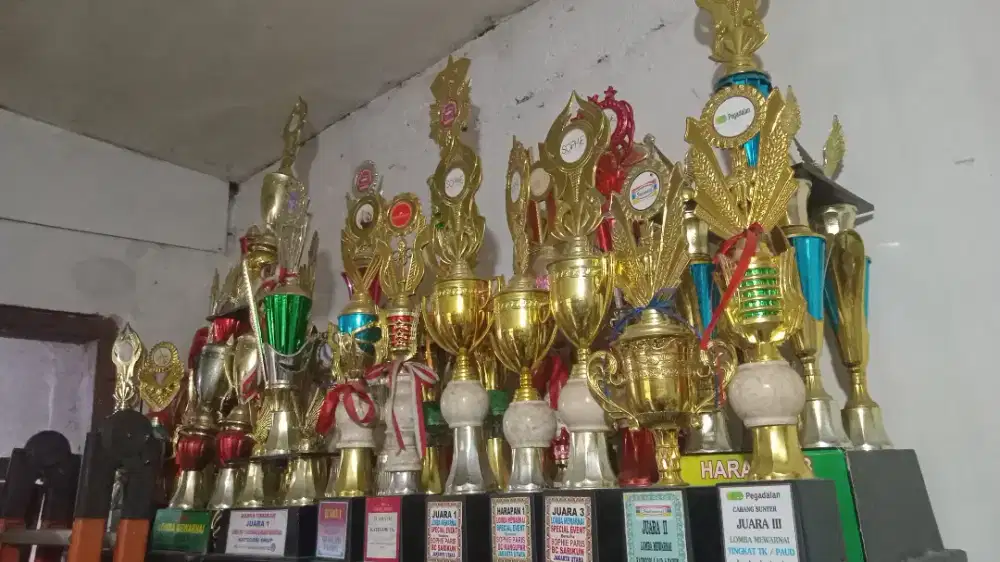 Piala piala bekas
