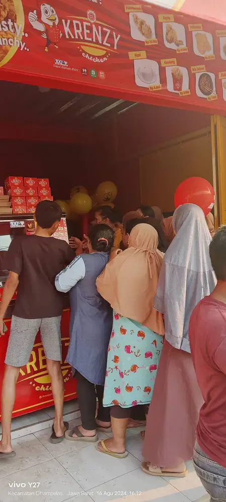 Karyawan Outlet Fried Chicken