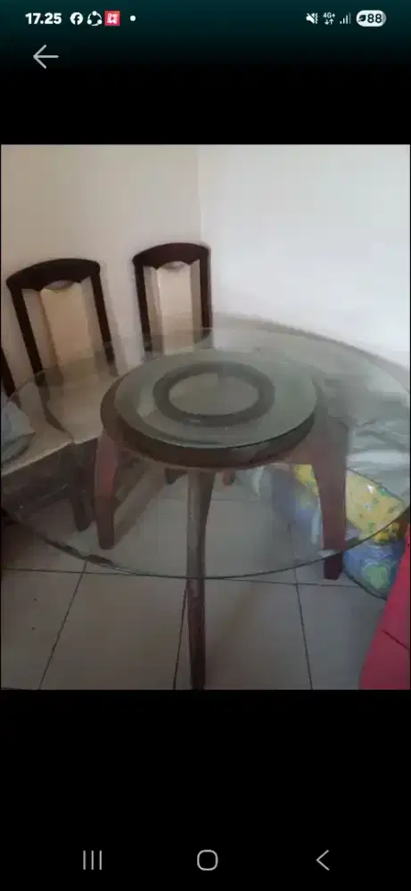 Meja makan dan kursi