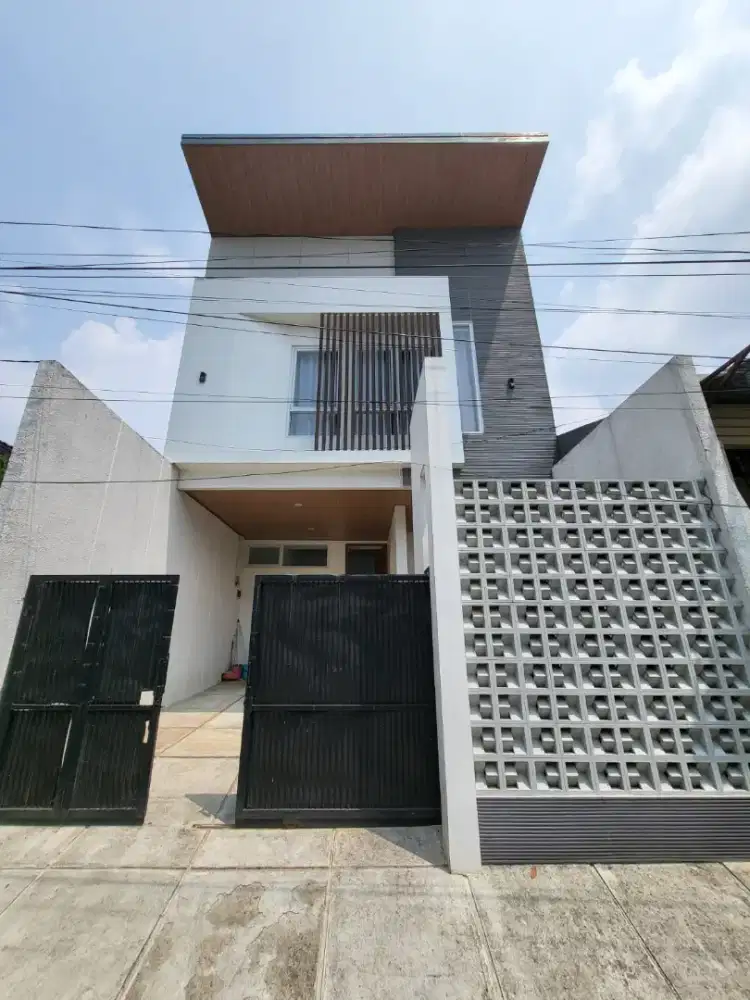 Disewakan Rmh 2 Lt dgn Kolam Renang & Lokasi Strategis Tengah Kota