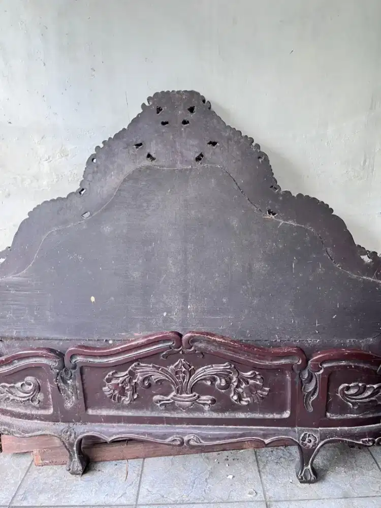 Tempat tidur ukir kayu jati