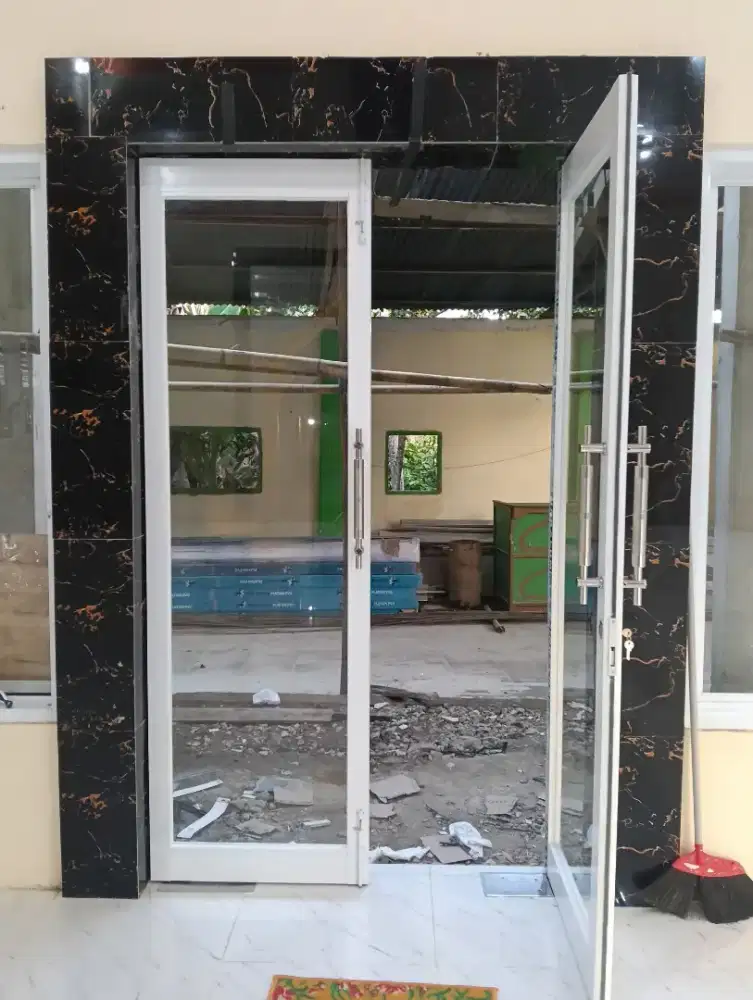 Pintu aluminium swing T220cm L190cm max ,harga 4,1 jt / unit terpasang