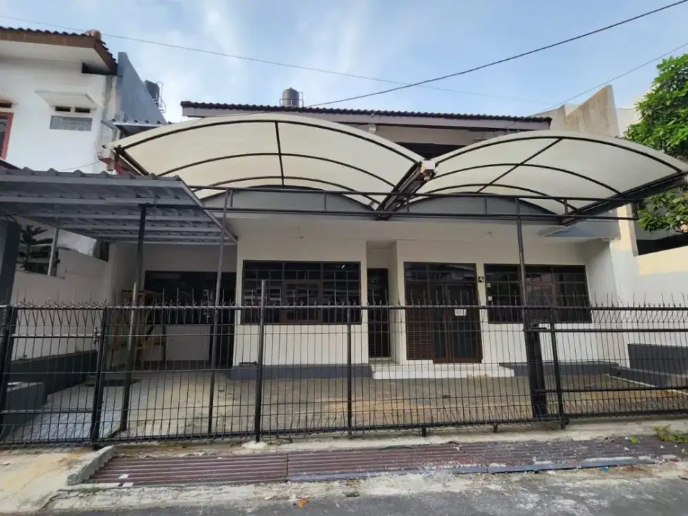 RUMAH BESAR DI PUSAT KOTA